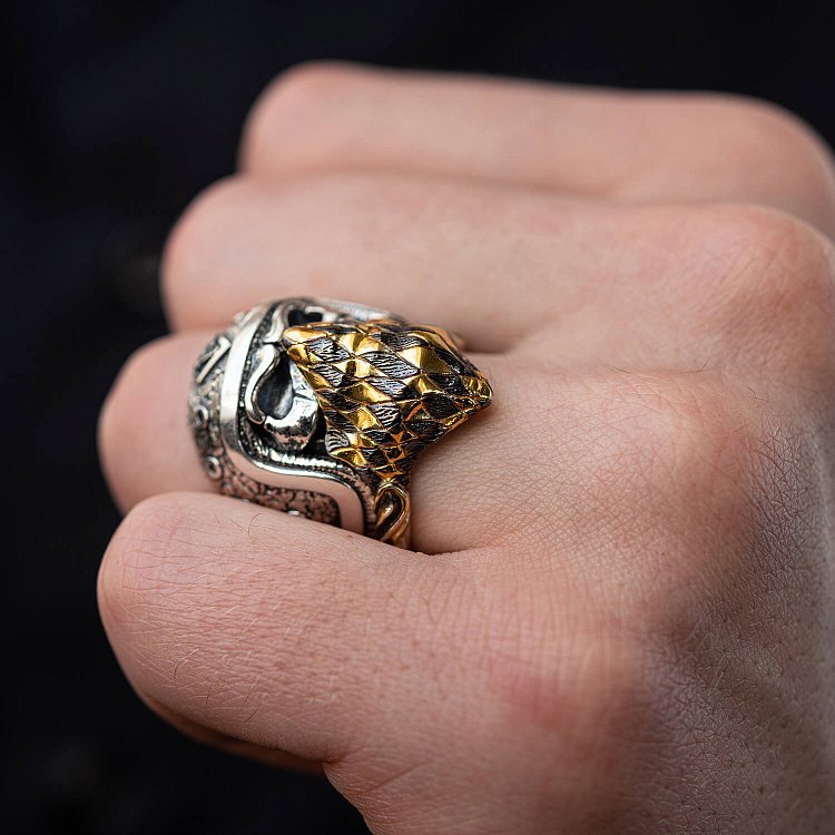 Серебряное кольцо "Череп с банданой" (чернение, позолота) 356 от ювелирного магазина Оникс - 6