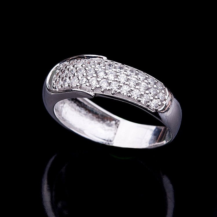 Золотое кольцо с фианитами к04019 от ювелирного магазина Оникс