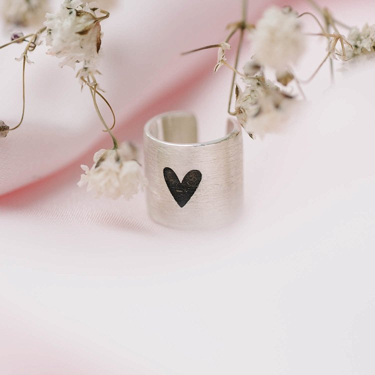 Срібна сережка-каффа "Серце" (матова) 122703ser від ювелірного магазину Онікс