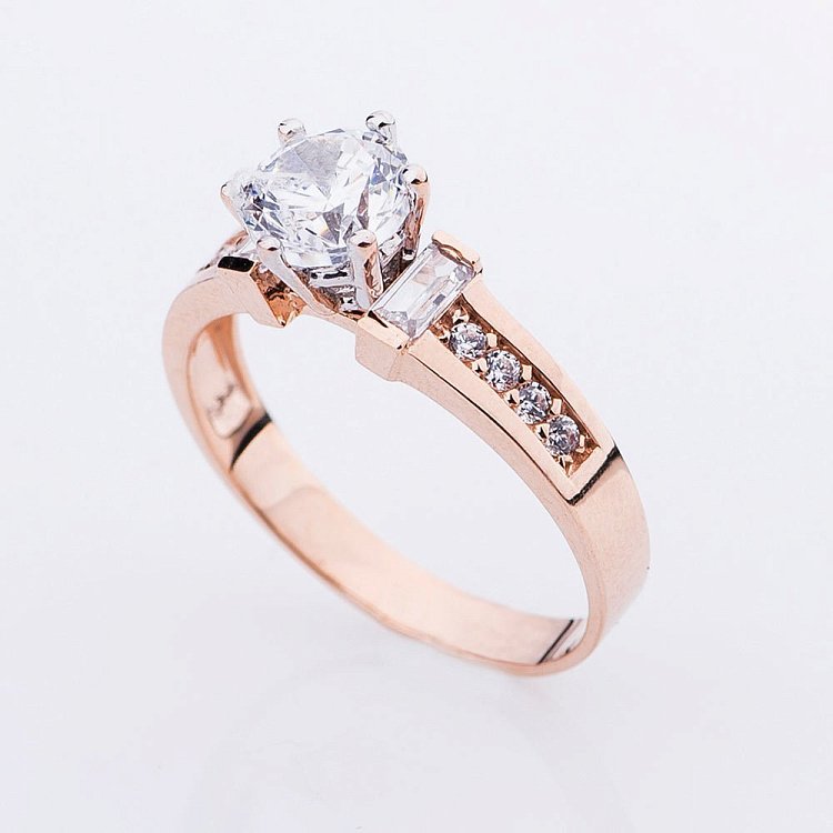 Помолвочное золотое кольцо с фианитами к04686 от ювелирного магазина Оникс