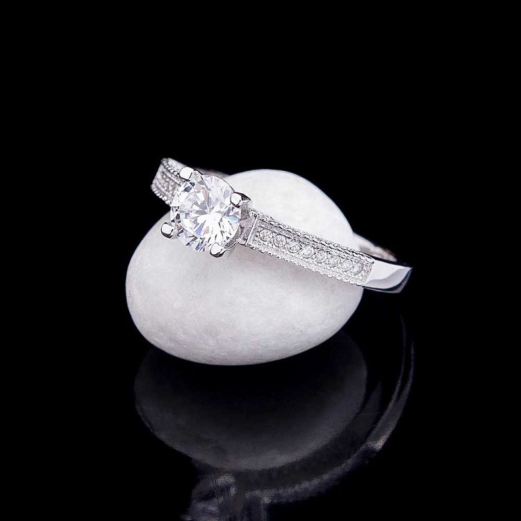 Серебряное помолвочное кольцо с фианитами 111836 от ювелирного магазина Оникс