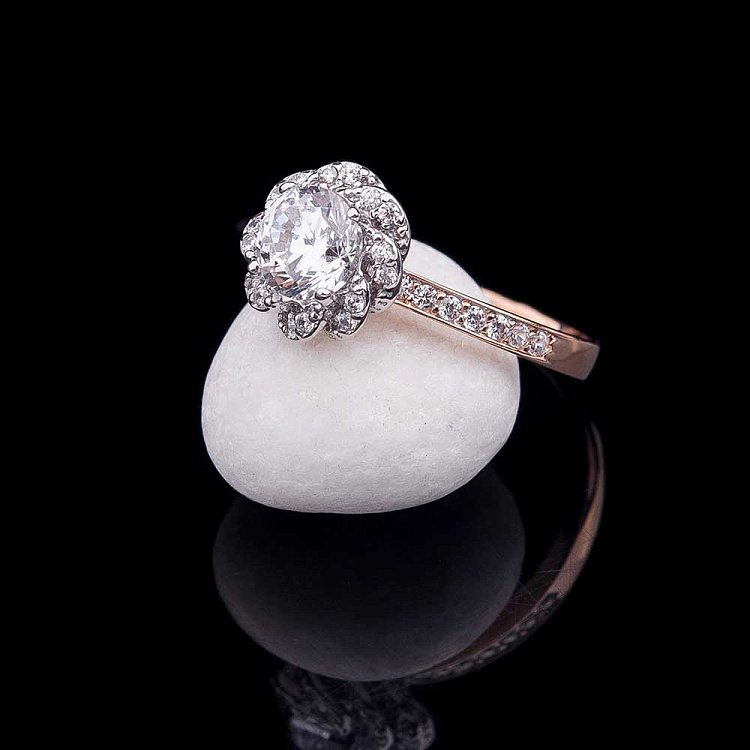 Золота заручальна каблучка з фіанітами к04581 від ювелірного магазину Онікс - 1