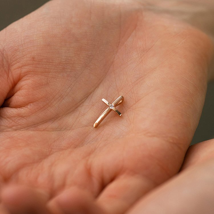 Хрестик у червоному золоті з діамантом пб0317м від ювелірного магазину Онікс - 1