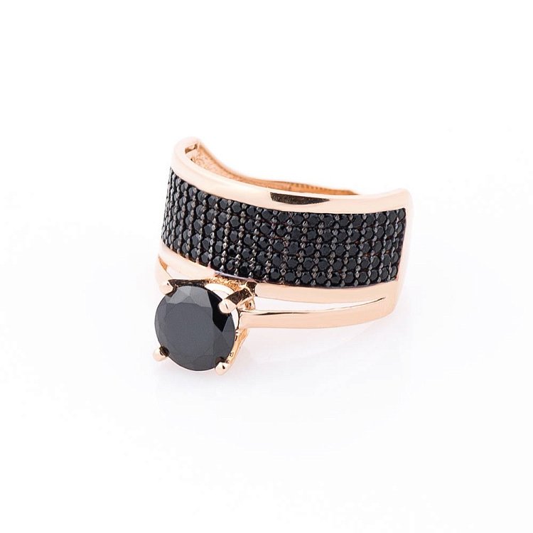 Золота каблучка (чорні фіаніти) к03710 від ювелірного магазину Онікс