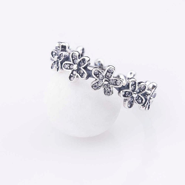 Серебряное кольцо с фианитами 111871 от ювелирного магазина Оникс