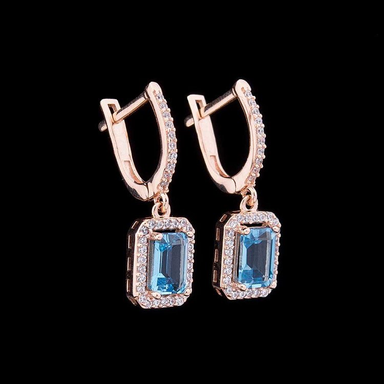 Золоті сережки з блакитним топазом і фіанітами с04175 від ювелірного магазину Онікс