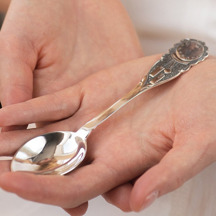 Срібна ложка з годинником 24012 від ювелірного магазину Онікс - 1