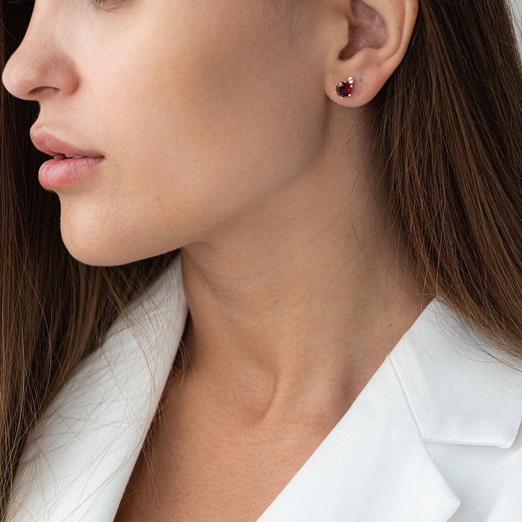 ﻿Золоті сережки-пусети з піропом і фіанітами с05042 від ювелірного магазину Онікс - 1