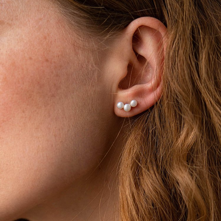 Серебряные серьги - пусеты "Джейн" с жемчугом 123233 от ювелирного магазина Оникс