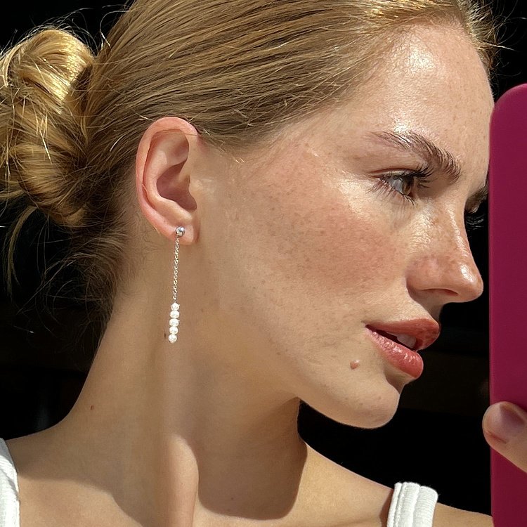 Срібні сережки - пусети з перлами на ланцюжку 2339/1р-PWT від ювелірного магазину Онікс - 1