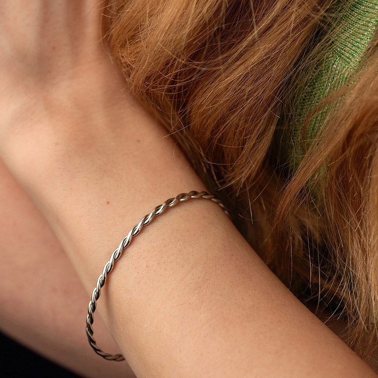 Жесткий золотой браслет "Переплетение" б05369 от ювелирного магазина Оникс - 3