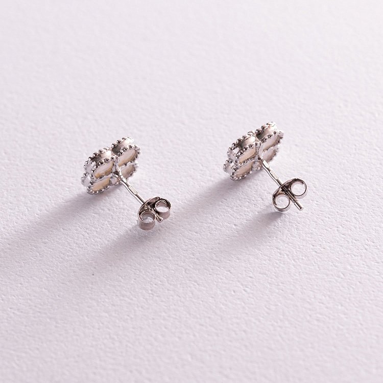 Срібні сережки - пусети "Конюшина" з перламутром 121806 від ювелірного магазину Онікс - 2