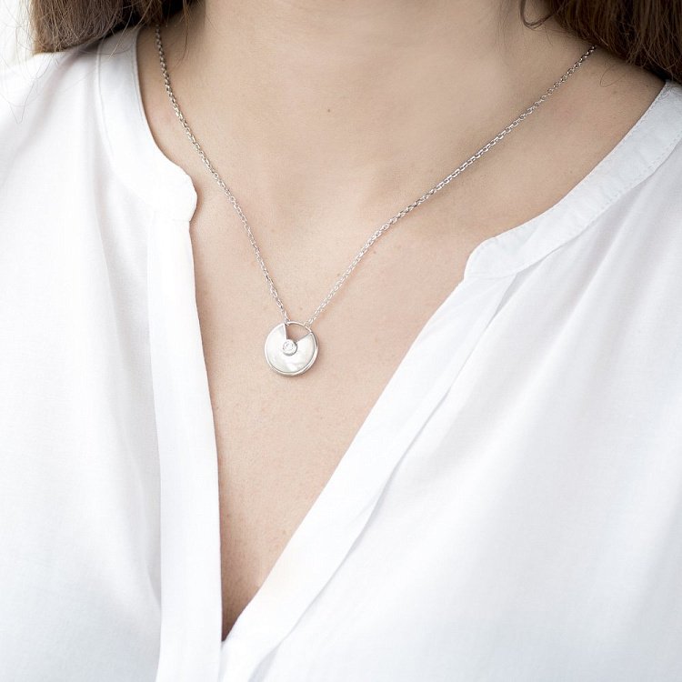 Срібне кольє з перламутром 18206 від ювелірного магазину Онікс