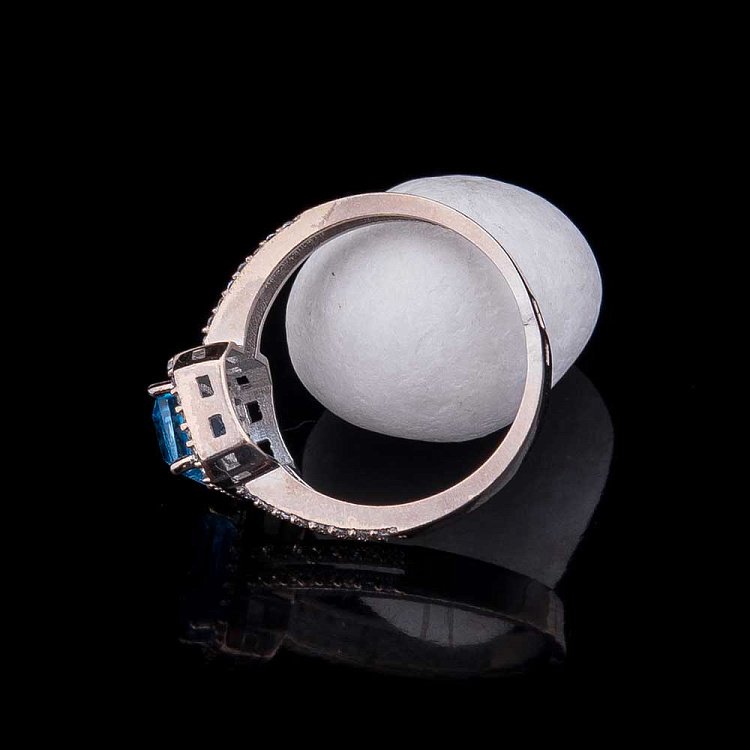 Золотое кольцо с голубым топазом и фианитами к04633 от ювелирного магазина Оникс - 2