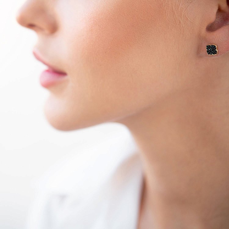 Золоті сережки-пусети "Конюшина" з чорними фіанітами с05620 від ювелірного магазину Онікс - 1