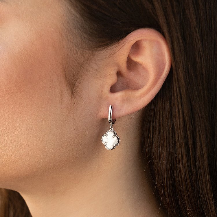 Серьги "Клевер" в белом золоте (перламутр) с07115 от ювелирного магазина Оникс