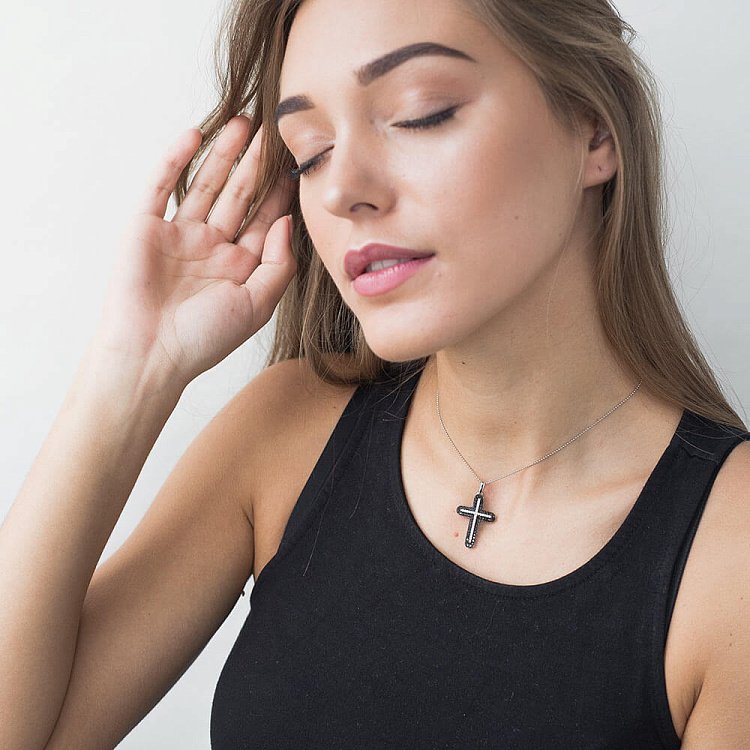 Золота підвіска - хрестик з чорними і білими діамантами пб0052gm від ювелірного магазину Онікс - 1