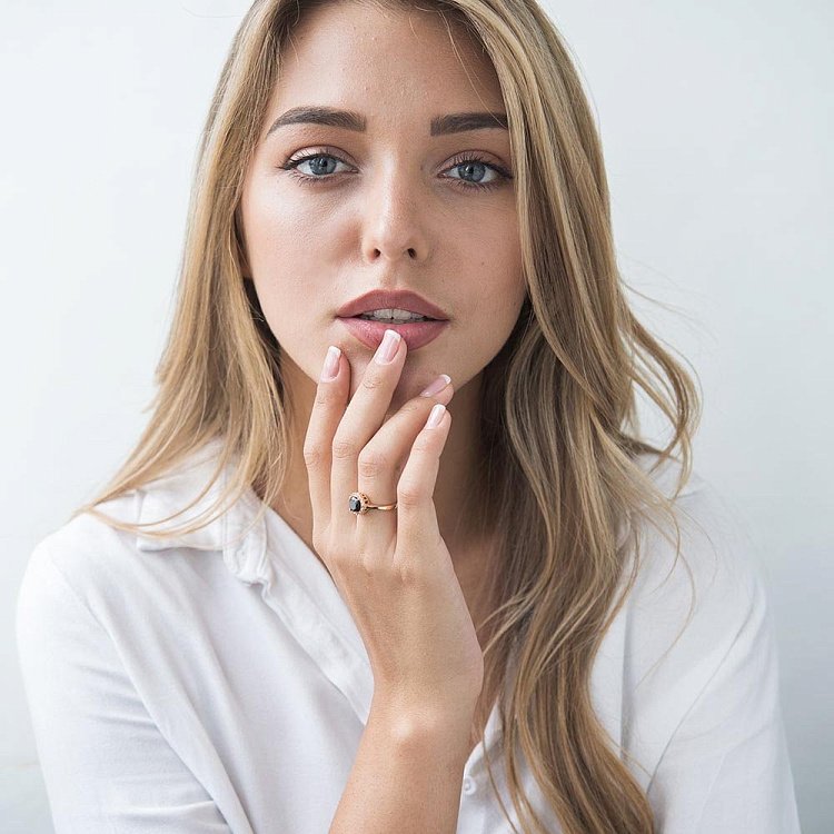 Золотое кольцо с пиропом (гранатом) и фианитами к02124п от ювелирного магазина Оникс - 4