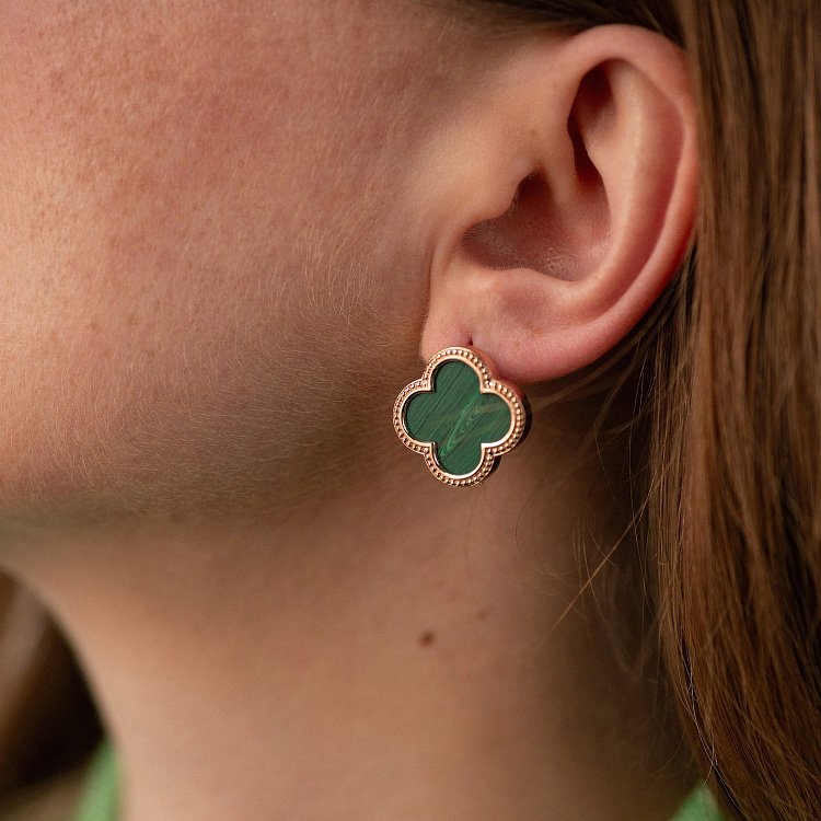 Золотые серьги "Клевер" с малахитом с09012 от ювелирного магазина Оникс - 3