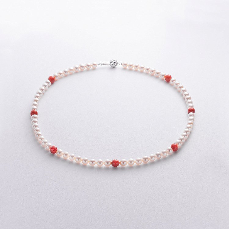 Бусы из жемчуга и коралла (золотая застежка) бус015ж от ювелирного магазина Оникс