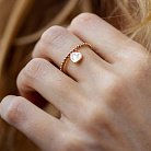 Шариковое золотое кольцо "Сердечко" с перламутром к07203 от ювелирного магазина Оникс - 7